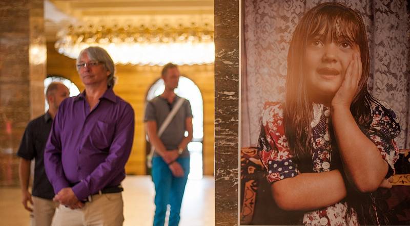 Beautiful People ve vestibulu ostravské radnice. Mladý slovenský fotograf Šymon Kliman zde totiž vystavuje sérii portrétů obyvatel slovenských romských osad.