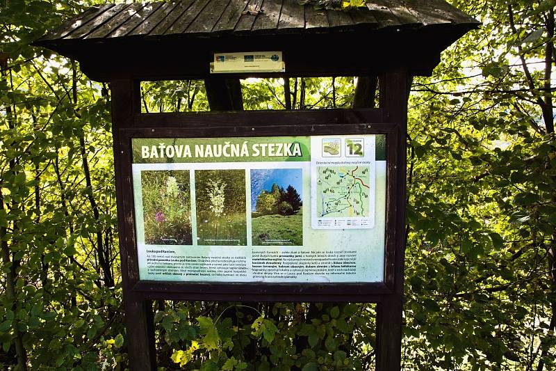 Přes Vsetínské vrchy vede Baťova naučná stezka, která obsahuje celkem 15 zastavení a krásné výhledy do kopců.