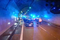 Nehoda auta v Klimkovickém tunelu.
