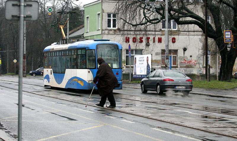 Na zastávce Hulváky mají lidé ke standardu i bezpečnosti daleko. 