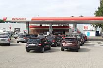 Na čerpacích stanicích Orlen/Benzina v Karviné, Českém Těšíně i jinde v příhraničí řidiči v neděli natankují benzin i naftu za 32.90 koruny.