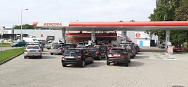 Na čerpacích stanicích Orlen/Benzina v Karviné, Českém Těšíně i jinde v příhraničí řidiči v neděli natankují benzin i naftu za 32.90 koruny.