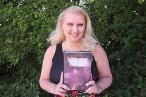 Začínající spisovatelka Lucie Stošková se svou první knihou Mezi dvěma ohni.