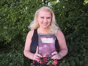Začínající spisovatelka Lucie Stošková se svou první knihou Mezi dvěma ohni.