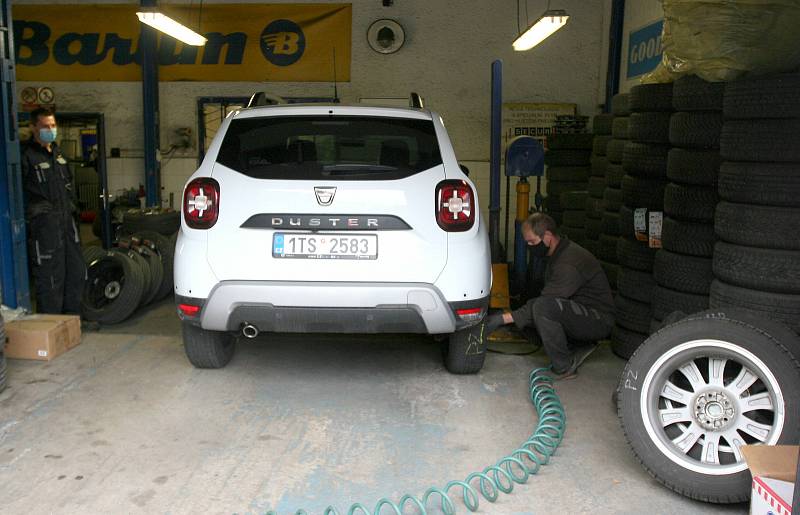 Nejstarší pneuservis v Ostravě ve Zborovské ulici č. 7. Staří motoristé to tady znají pod socialistickým jménem Obnova.