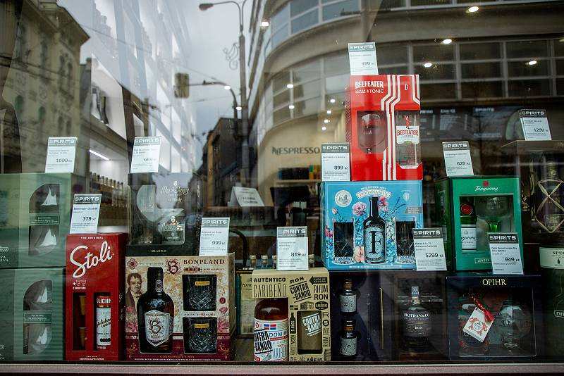 Prodejna společnosti SPIRITS ORIGINAL. Nespresso a alkotéka s výběrem více než 300 druhů lahví alkoholu, 26. listopadu 2020 v Ostravě.