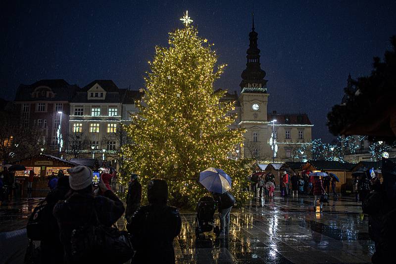 Rozsvícení vánočního stromu na Masarykově náměstí, 26. listopadu 2021 v Ostravě.