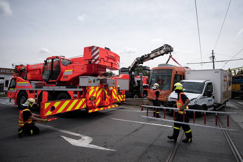 Nehoda tramvaje a nákladního automobilu v Ostravě-Martinově.