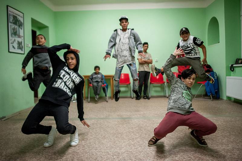 HIP-HOP, electro boogie, break dance. To je svět patnácti chlapců a jedné dívky z taneční školy A.D.S. Company v zadním Přívoze.