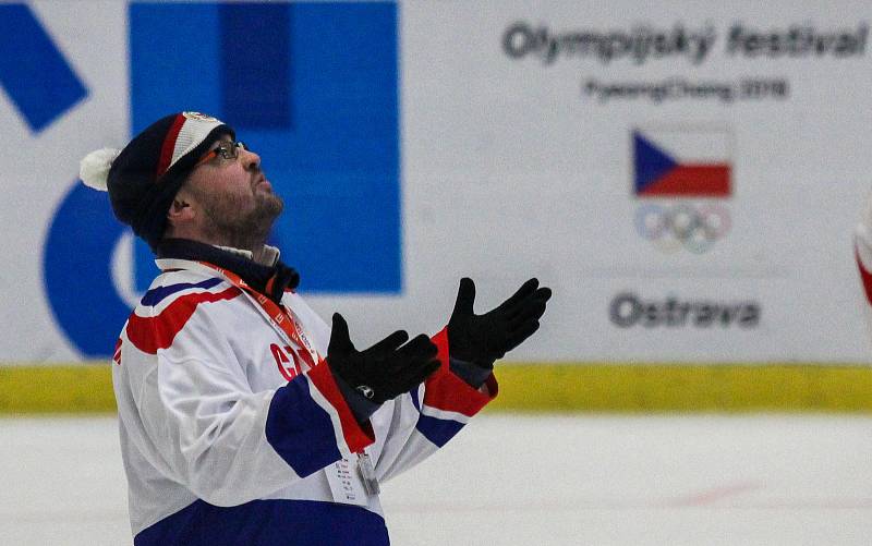 Olympijský festival u Ostravar arény.Fanoušci fandí při hokejovém utkání mezi Českem a Kanadou