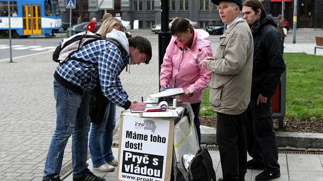 Také v Ostravě mohou lidé vyjádřit svůj nesouhlas s vládou, a to podpisem pod peticí.