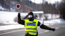 Policie ČR a vojáci začali nařízením vlády ČR kontrolovat, jestli lidé dodržují nová protiepidemická opatření omezující volný pohyb mezi okresy. 6. března 2021 v Trojanovicích.
