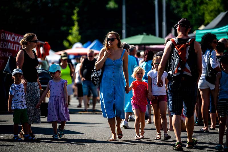 Farmářské trhy u obchodního centra Futurum. 19. června 2021 v Ostravě.