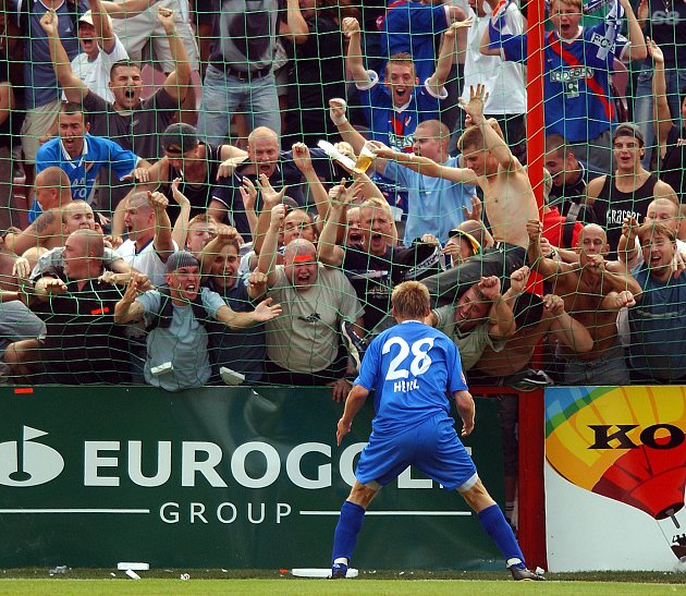 Fotbalisté Baníku Ostrava získali naposledy titul v roce 2004. Na snímku z dané sezony kanonýr Marek Heinz při utkání na Žižkově slaví gól s fanoušky.