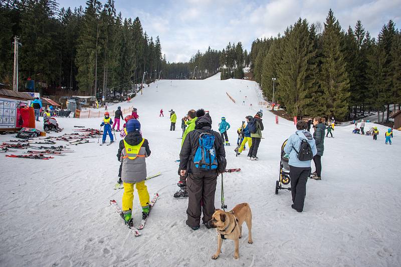 Lyžařská škola ve Ski areálu Bílá, 31. ledna 2020.