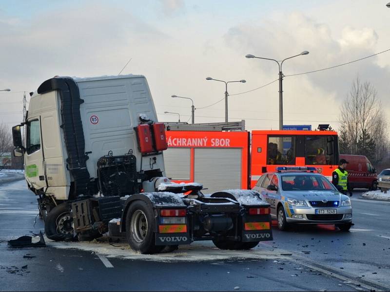 Páteční dopravní nehoda na Rudné. Řidiče museli vyprostit hasiči. 