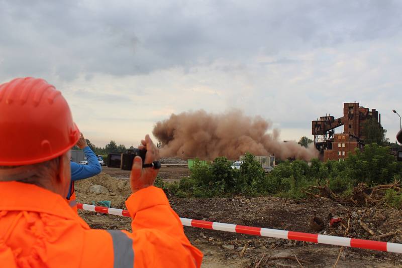 Odstřel komínu Strakáč v areálu Vítkovic v Ostravě, sobota 3. srpna 2019.