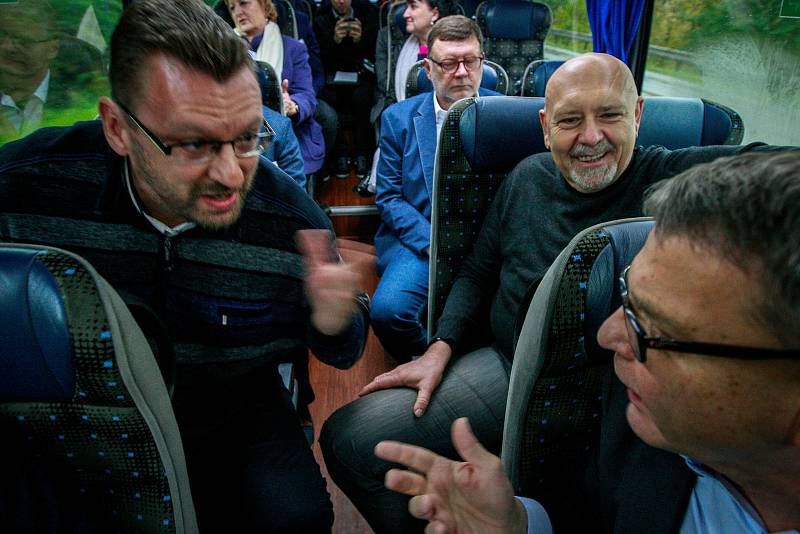 Lubomír Volný na snímku z poloviny října 2017, kdy se jako lídr kandidátky SPD v kraji krátce před volbami zúčastnil s dalšími 9 představiteli politických uskupení s největším volebním potenciálem (podle agentury Sanep) netradičního výletu Deník-busem.