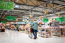 Zakryté regály vyznačující plochu se zákazem vstupu zákazníků v hypermarketu Globus, 27. prosince 2020 v Ostravě. Od neděle začal platit nejvyšší, pátý stupeň pohotovosti protiepidemického systému PES. Prodávat tak bude nyní možné v obchodech pouze základ