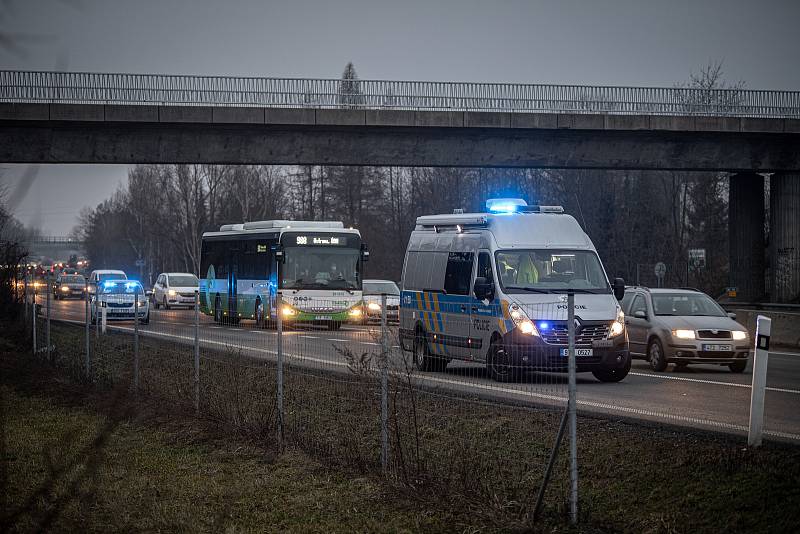 Policejní kontrola mezi okresy Ostrava a Frýdek-Místek na ulici Místecká, 1. března 2021. Policie tento den začala kontrolovat, jestli lidé dodržují nová protiepidemická opatření omezující volný pohyb mezi okresy.