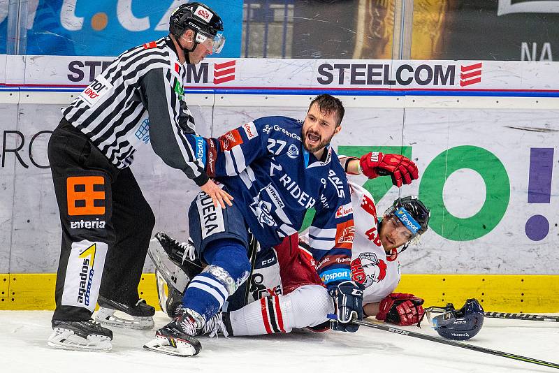 Utkání předkola play off hokejové extraligy - 2. zápas: HC Vítkovice Ridera - HC Olomouc. Zleva Rastislav Dej z Vítkovic a Tomáš Černý z Olomouce.