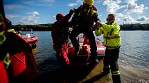 Taktické cvičení složek IZS - plošná evakuace více než 300 školáků a učitelů při povodních pomocí člun, 4. října 2019 na Těrlicku.