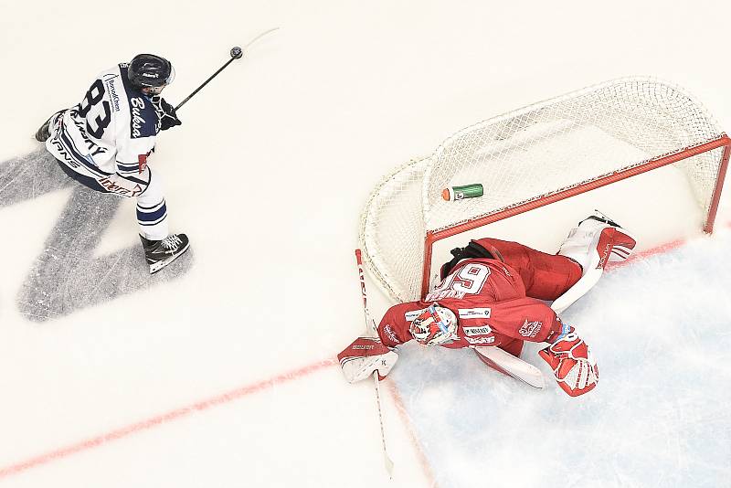 Utkání 7. kola hokejové extraligy: HC Vítkovice Ridera - HC Oceláři Třinec, 3. října 2019 v Ostravě. Na snímku (zleva) Šimon Stránský a brankář Třince Petr Kváča.