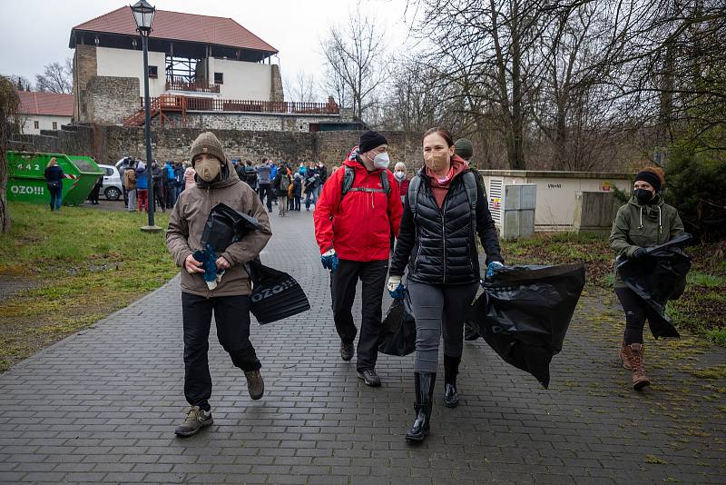 Pojďte s námi uklízet Ostravu. To byla dobrovolnická akce, jejíž cílem bylo uklidit okolí od odpadků a nepořádku kolem Slezskoostravského hradu, 17. dubna 2021 v Ostravě.. Primátor Ostravy Tomáš Macura (vlevo).