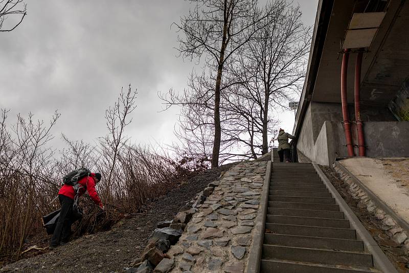 Pojďte s námi uklízet Ostravu. To byla dobrovolnická akce, jejíž cílem bylo uklidit okolí od odpadků a nepořádku kolem Slezskoostravského hradu, 17. dubna 2021 v Ostravě.