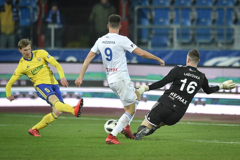 Utkání 23. kola první fotbalové ligy: Baník Ostrava - Fastav Zlín, 1. března 2019 v Ostravě. Na snímku (zleva) Hronek Petr, Lukáš Pazdera a Jan Laštůvka.