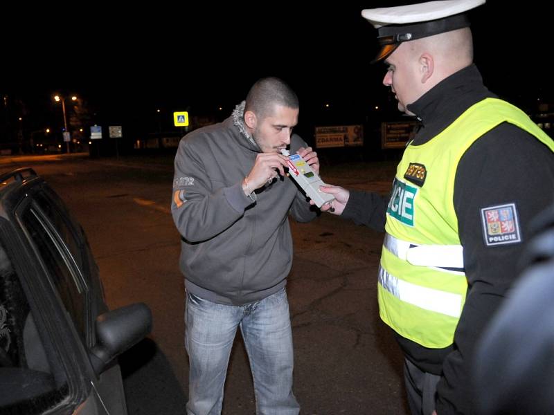 Zastavení řidiči se museli podrobit dechové zkoušce.