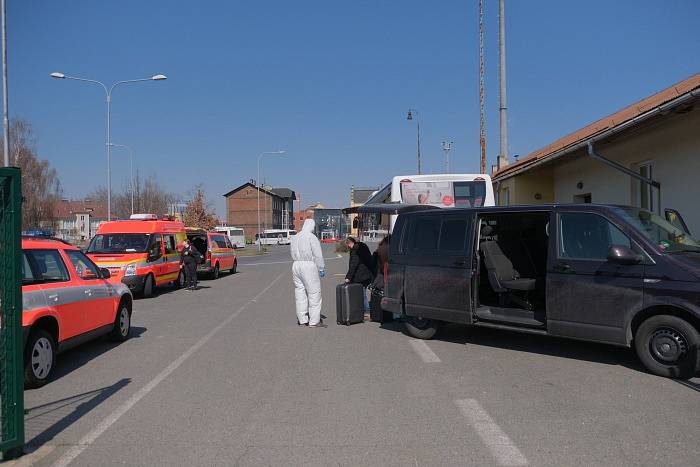 Hasiči už odvezli z Ostravy domů devět desítek cestovatelů ze 198.