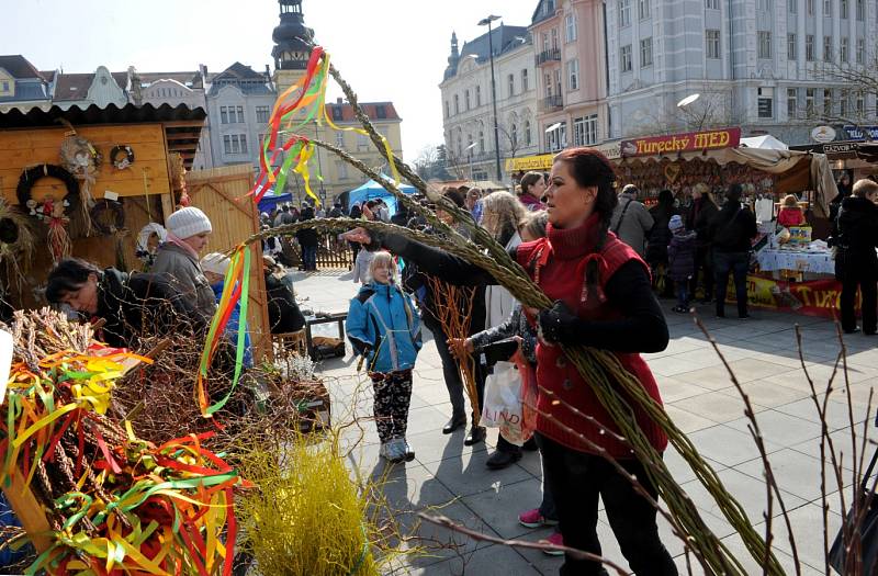 Velikonoční trhy na Masarykově náměstí v centru Ostravy, březen 2016. 