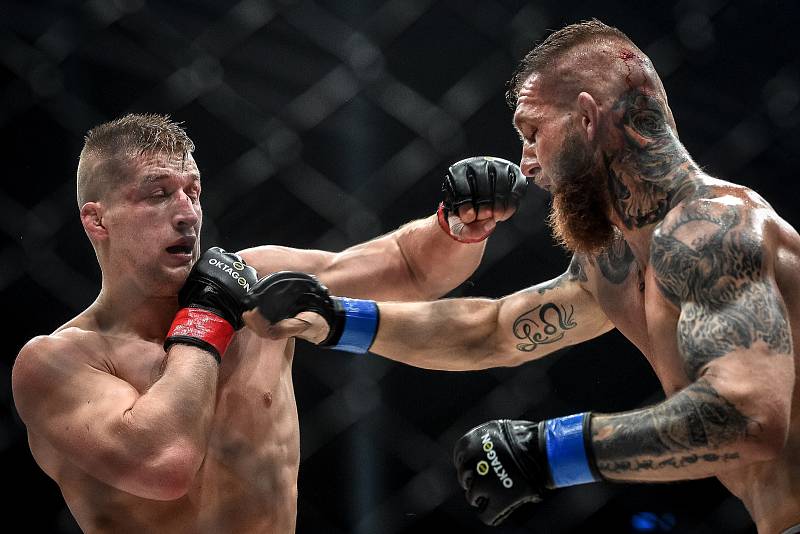 MMA Octagon 11 v Ostravar aréně, 16. března 2019 v Ostravě. Na snímku (v červeném) David Kozma proti Samuel Krištofič.