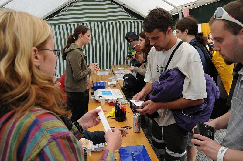 Coloursácký kemp obydlují první účastníci ostravského festivalu.