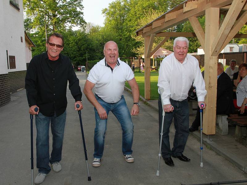 TŘI MOHYKÁNI. Trio vítkovických legend, které se výrazně podepsalo v roce 1981 na zisku posledního vítkovického titulu, má pořád důvod k úsměvu. Na snímku zleva Miroslav Fryčer, Ladislav Svozil a František Černík.