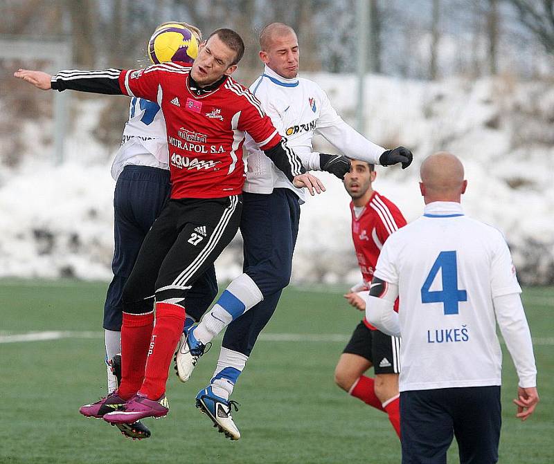 Fotbalový tým Baníku Ostrava utrpěl během zimní přípravy první porážku, kterou utrpěl ve středu na umělé trávě v Bílovci.