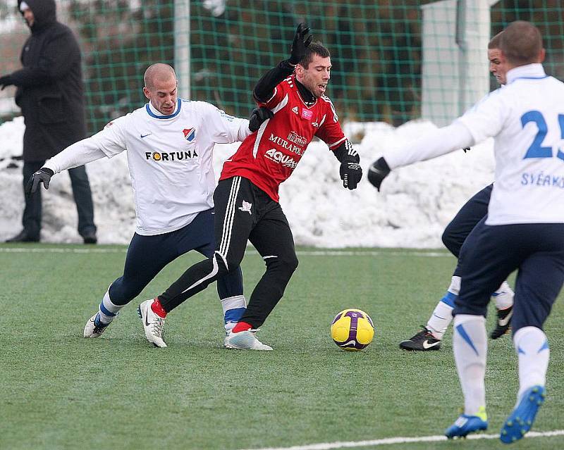 Fotbalový tým Baníku Ostrava utrpěl během zimní přípravy první porážku, kterou utrpěl ve středu na umělé trávě v Bílovci.