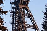 PŘIPOMÍNKOU na 163 let trvající těžbu uhlí v petřvaldské pánvi je těžní věž nad zasypanou jámou Pokrok 1/1.