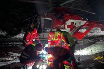 Záchranáři při resuscitaci myslivce v náročném horském terénu v okolí Palkovic.