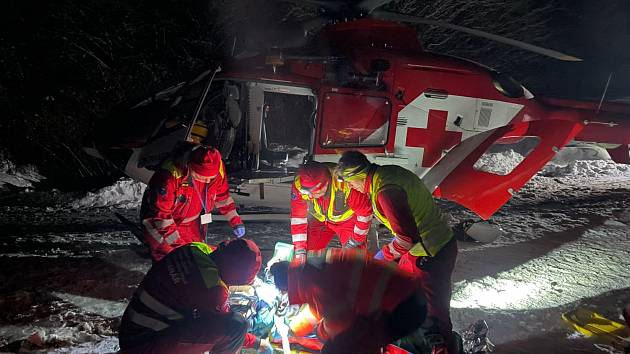 Záchranáři při resuscitaci myslivce v náročném horském terénu v okolí Palkovic.