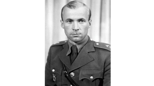 Pilot Jaroslav Hlaďo.