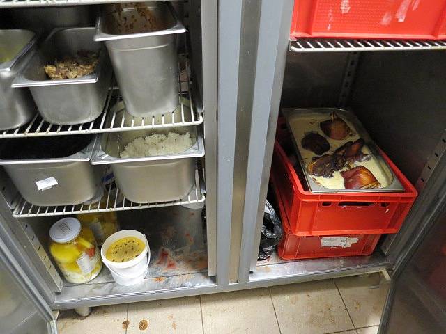 Plesnivé pečivo a zkažené maso, které potravinářská inspekce nalezla ve známé ostravské restauraci U Rady.