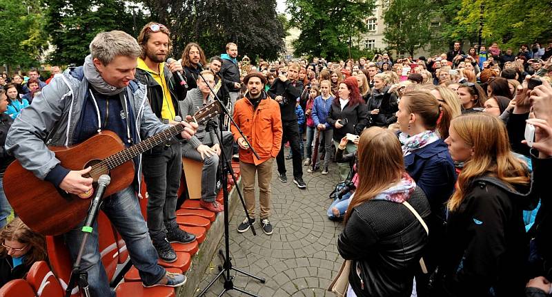 Lavičkový koncert skupiny Kryštof v Husově sadu v Ostravě.