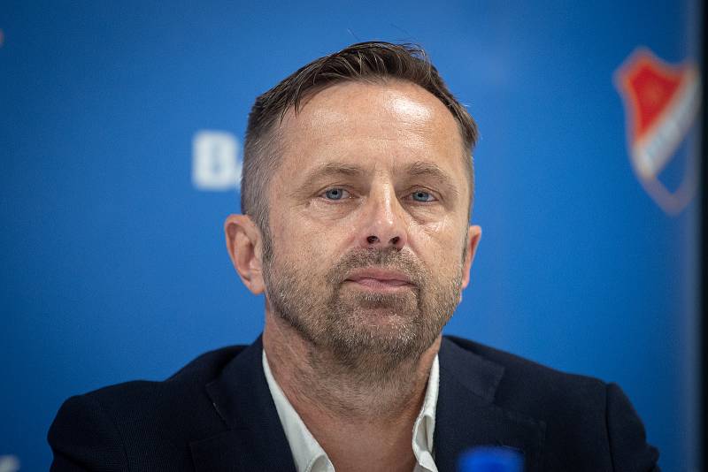 Fotbalista Milan Baroš na tiskové konferenci oznámil, že po sezoně ukončí v 38 letech aktivní kariéru, 3. července 2020 v Ostravě. Majitel klubu Václav Brabec.