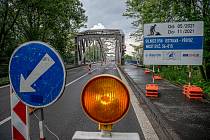 Uzavřený most přes řeku Odru v Ostravě-Přívoze. Ilustrační foto.