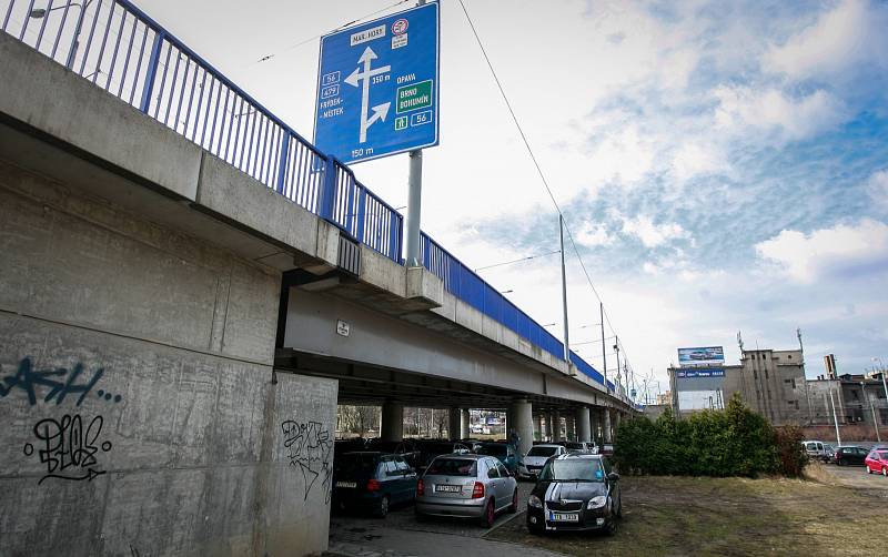 Černé parkoviště v centru Ostravy v Porážkové ulici má město v úmyslu uzavřít.