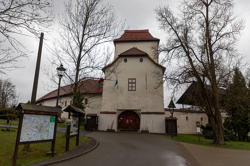 Pojďte s námi uklízet Ostravu. To byla dobrovolnická akce, jejíž cílem bylo uklidit okolí od odpadků a nepořádku kolem Slezskoostravského hradu, 17. dubna 2021 v Ostravě.