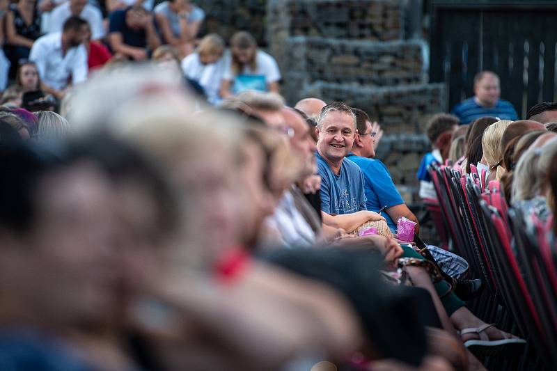 Divadelní hra Zkrocení zlé ženy na Letních shakespearovských slavnostech v Ostravě.