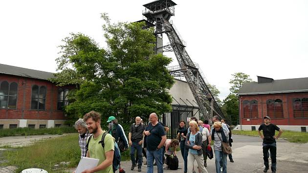 TERÉNNÍ přednáška s názvem „Haldy tady prostě jsou“ vedla od někdejší ostravské šachty Petr Bezruč na odval známý jako Ema.